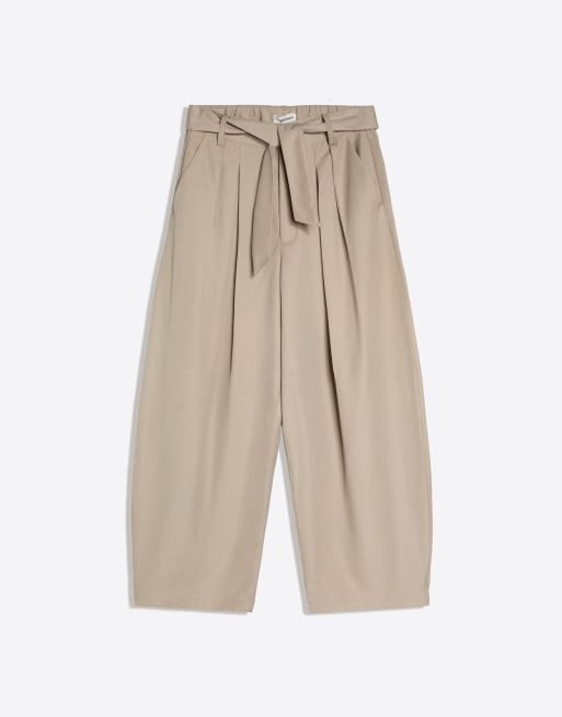 Bershka Tall barrelbyxor med veck och bälte i beige, 5 av 5