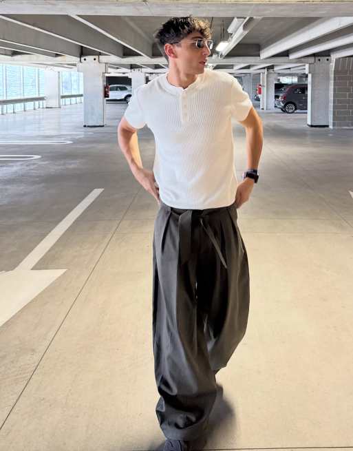 Bershka Tall barrelbyxor med veck och bälte i khaki, 2 av 5