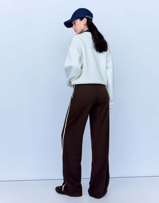 Bershka Tall contrast side-stripe joggers in brown, 3 of 5