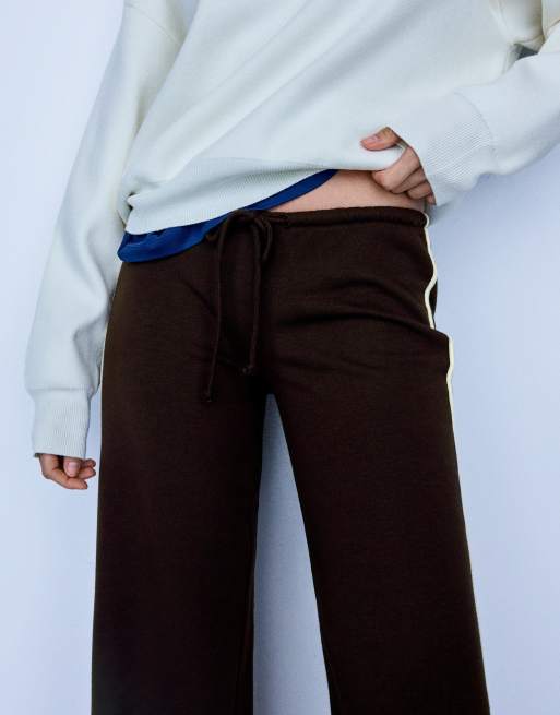Bershka Tall contrast side-stripe joggers in brown, 4 of 5
