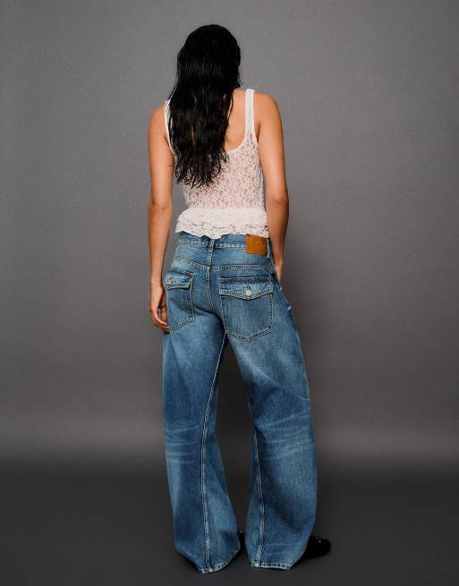 Bershka Tall low-rise barrel jeans in mid blue, 3 of 5
