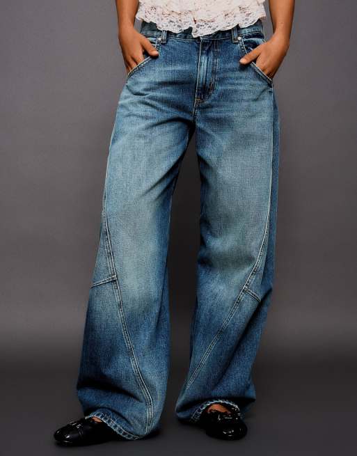 Bershka Tall low-rise barrel jeans in mid blue, 4 of 5