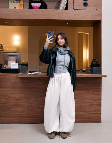 Bershka Tall poplin bloomer trousers in white - view 1