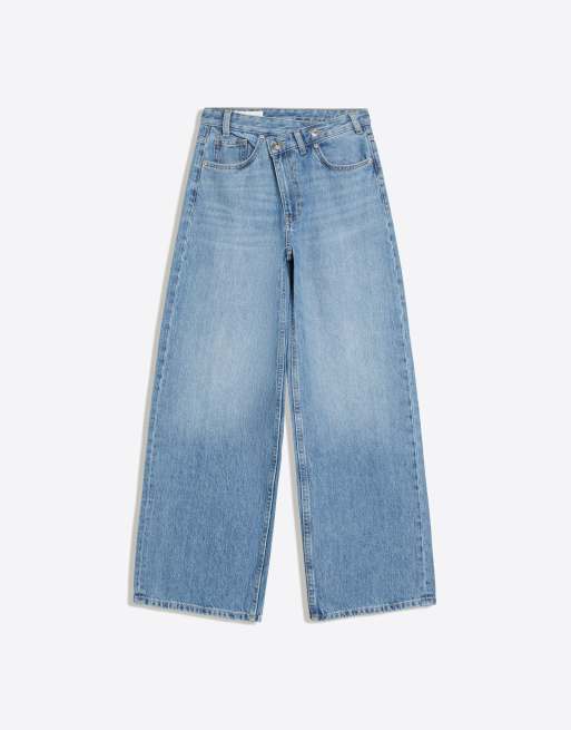 Bershka Tall vida jeans med korsad midja i mellanblått, 6 av 6