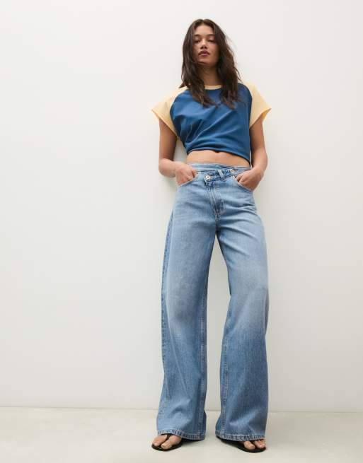 Bershka Tall Wide-Leg-Jeans mit überkreuztem Bund in Mittelblau, 2 von 6