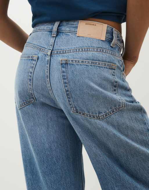 Bershka Tall Wide-Leg-Jeans mit überkreuztem Bund in Mittelblau, 5 von 6