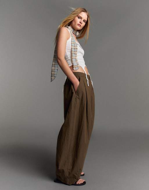 Bershka Technical cropped volume trousers in brown, 2 of 5