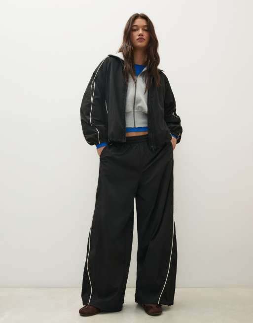 Bershka Contrast lightweight set in black, 2 of 3
