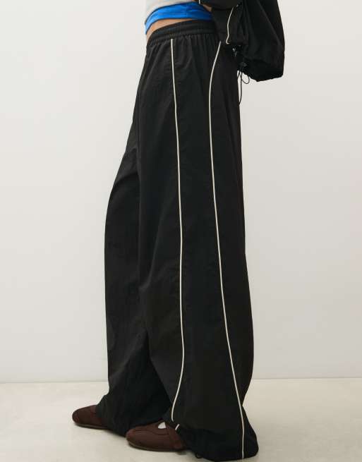 Bershka Technical parachute trousers in black, 4 of 5