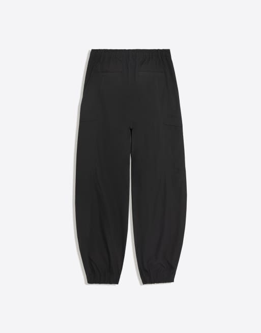 Bershka technische Cargo-Hose mit geradem Schnitt in Schwarz, 6 von 6