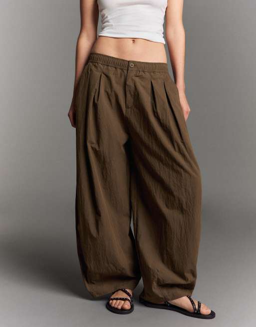 Bershka technische Cropped-Hose mit Volumen in Braun, 4 von 5