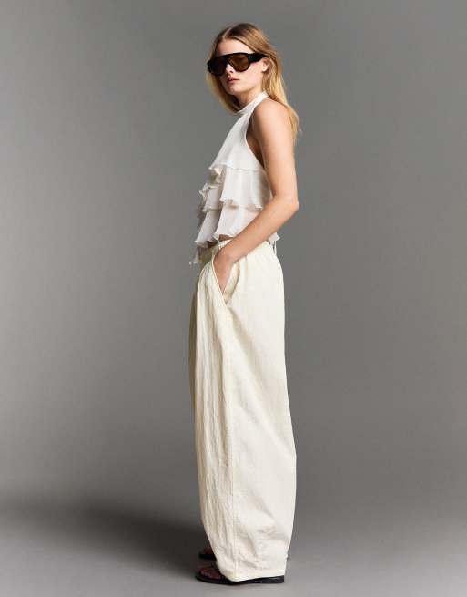 Bershka technische Cropped-Hose mit Volumen in Ecru, 4 von 5