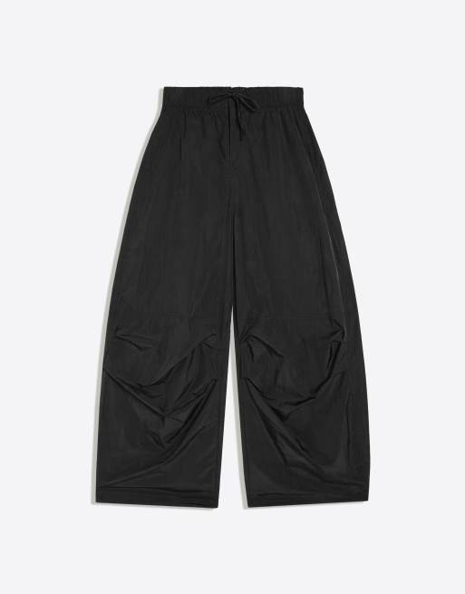 Bershka technische Fallschirmhose in Schwarz, 5 von 5