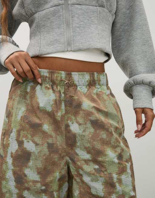 Bershka technische Hose mit Print im Parachute-Stil in Braun, 4 von 5