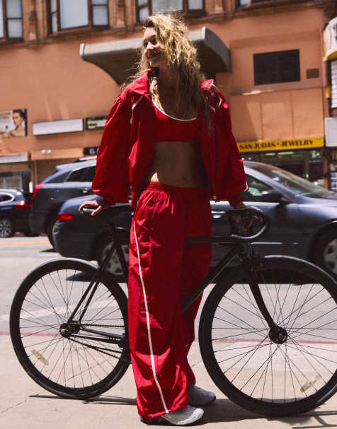 Bershka technische Hose mit Seitenstreifen in Rot - view 1