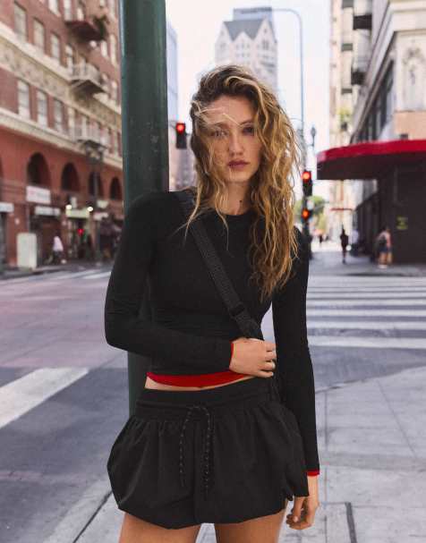 Bershka teknisk miniskort med elastisk midja i svart - view 1