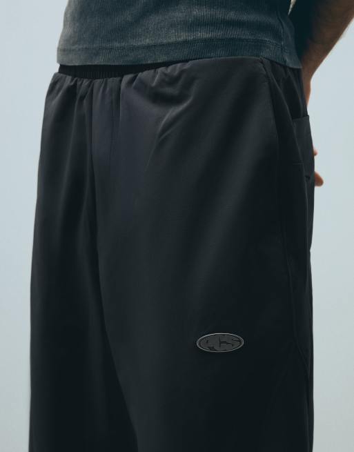 Bershka tekniska barrel-byxor i svart, 3 av 5