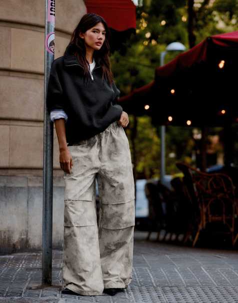 Bershka tekniska byxor med tryck i sand - view 1