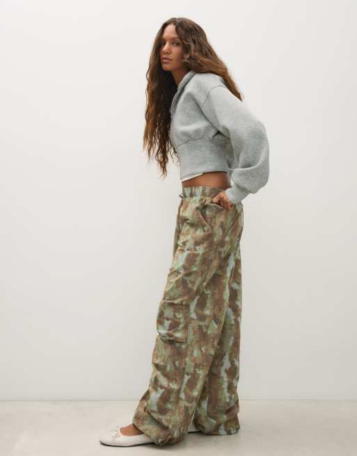 Bershka tekniska parachutebyxor med tryck i brunt, 2 av 5