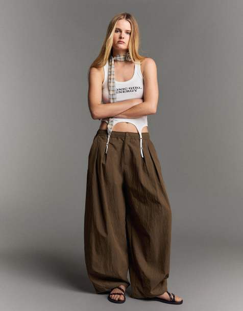 Bershka tekniske cropped-bukser med volumen i brun - view 1
