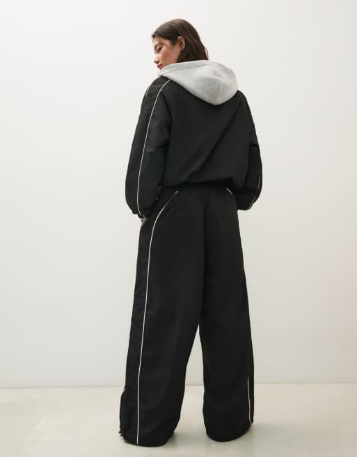 Bershka tekniske parachute-bukser i sort, 3 af 5