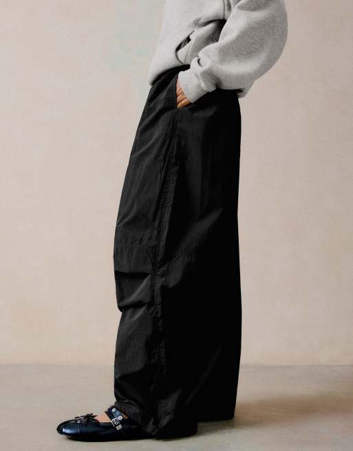 Bershka tekniske parachute-bukser i sort, 2 af 5