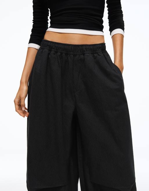 Bershka ternede barrel-bukser i sort, 2 af 5