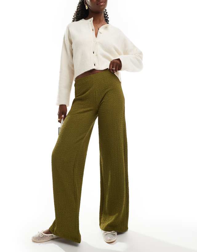 Bershka - textured wide leg trousers in khaki