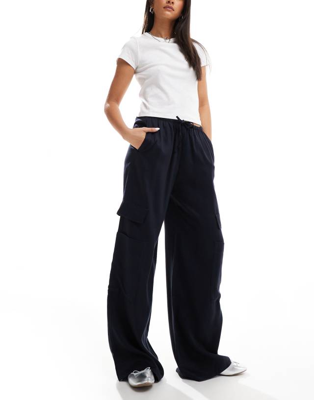 Bershka - tie waist cargo wide leg trousers in navy