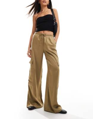 Bershka tie waist utility wide leg trousers in khaki-Green