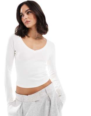 Bershka - Top à manches longues et col V - Écru-Neutral