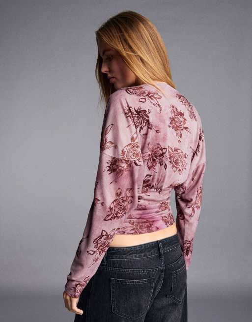 Bershka top a maniche lunghe arricciato con stampa floccata rosa, 3 di 5