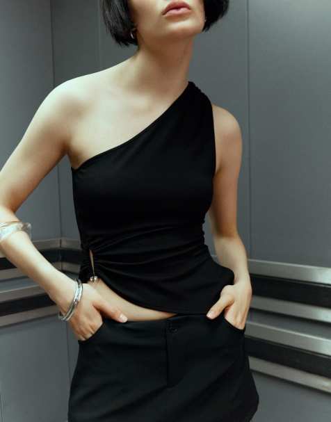 Bershka - Top asimmetrico nero con anello con strass - view 1