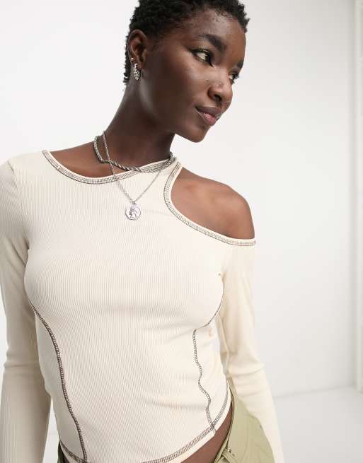 Bershka - Top asymétrique à manches longues et surpiqûres contrastantes - Écru
