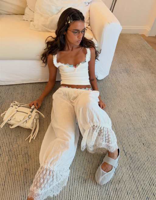 Bershka - Top en dentelle à bretelles fines - Blanc, 2 de 4