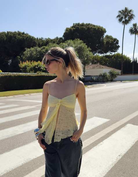 Bershka - Top giallo in pizzo con spalline sottili - view 1