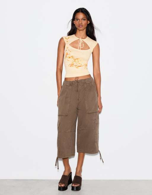 Bershka top med print og slids i gul, 4 af 5