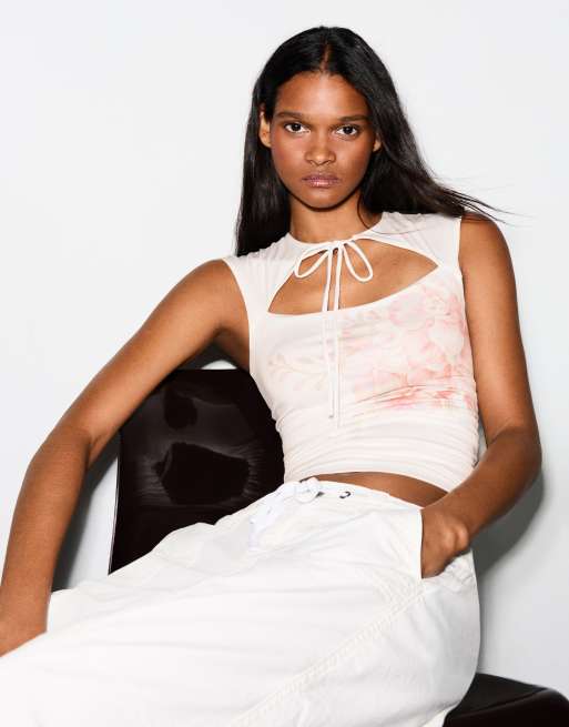 Bershka top med print og slids i råhvid, 2 af 5