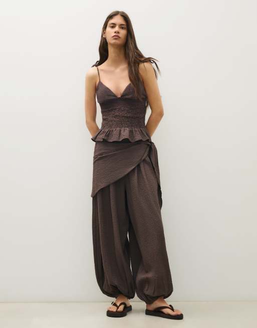 Bershka top met smokbandjes in bruin, 2 van 5