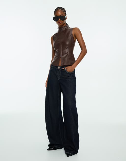 Bershka top senza maniche effetto pelle con collo alto marrone, 5 di 6