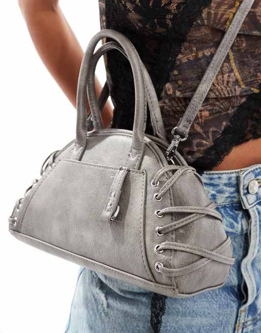 Bershka – Torebka z paskiem i frędzlami w spranym szarym kolorze