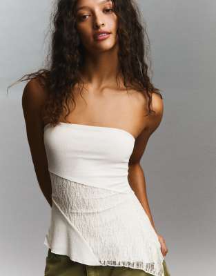 Bershka - Trägerloses, asymmetrisches Oberteil in Weiß mit Spitze