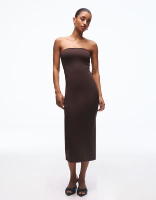 Bershka - Trägerloses Midi-Strickkleid in Braun-Brown