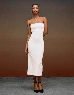 Bershka - Trägerloses Midi-Strickkleid in Ecru-Weiß