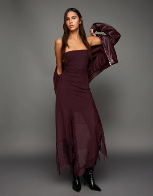 Bershka - Trägerloses Midikleid aus Tüll und Spitze in Burgunderrot mit asymmetrischem Saum