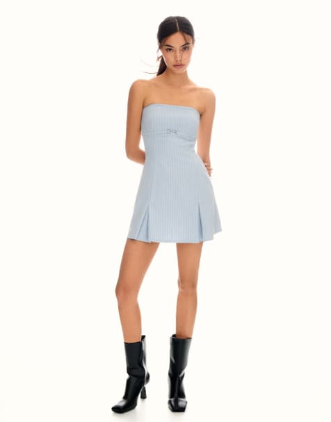 Bershka – Trägerloses Minikleid in Hellblau mit Gürtel - view 1