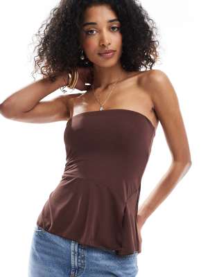 Bershka - Trägerloses Oberteil aus braunem Crepe mit asymmetrischem Saum