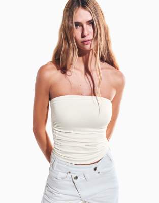 Bershka - Trägerloses Oberteil in Weiß mit Raffung