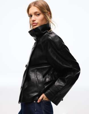 Bershka - Trench court en imitation cuir - Noir
