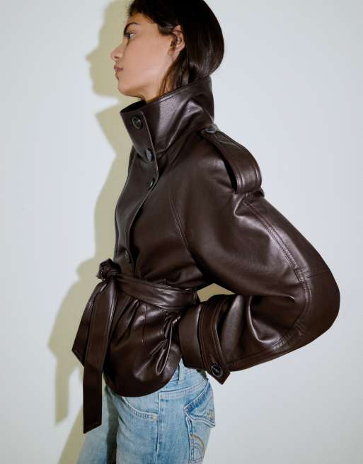 Bershka - Trench court en polyuréthane - Marron, 2 de 5